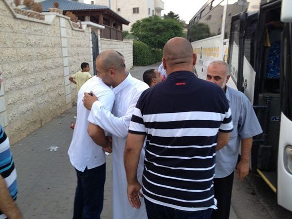 بالصور: عودة فوج معتمري الطائرة إلى مدينة اللد بسلام 